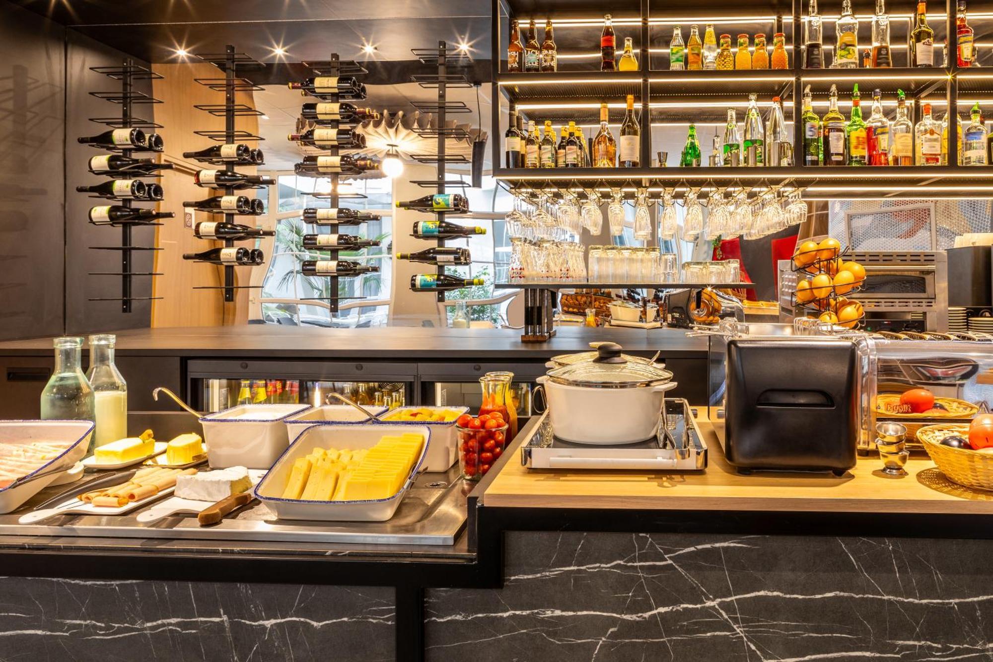 Hotel Ibis Ornano Montmartre Nord 18ème Parigi
